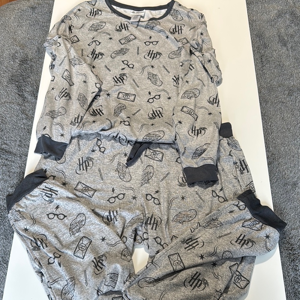 Large Warner Bros Gray and Black Harry Potter Pajamas nwot